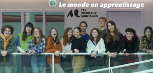 12 &eacute;tudiants et &eacute;tudiantes accoud&eacute;s sur une balustrade
