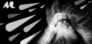 Portrait en noir et blanc du musicien Hermeto Pascoal les cheveux au vent