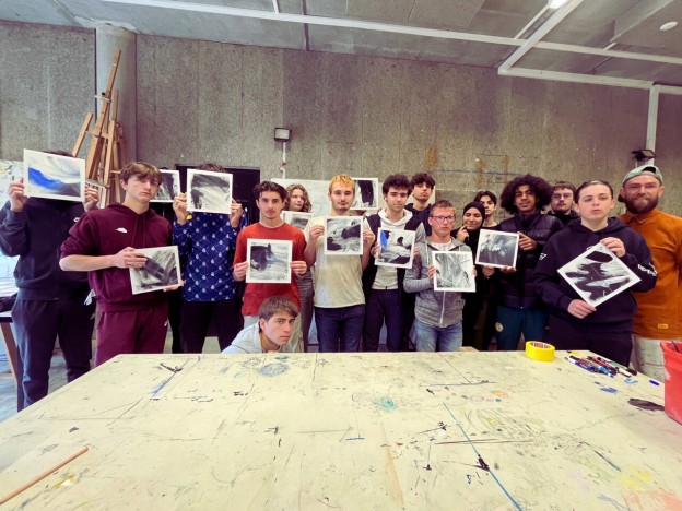 Les élèves du lycée Philadelphe de Gerde et l'artiste Paul Peinture posent fièrement avec leurs oeuvres réalisées à la Maison des Arts de l'Université Bordeaux Montaigne