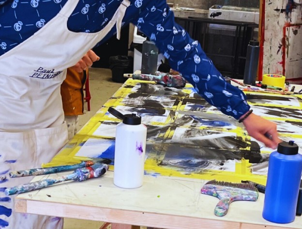 Un élève lors d'un atelier peinture à la Maison des Arts de l'Université Bordeaux Montaigne
