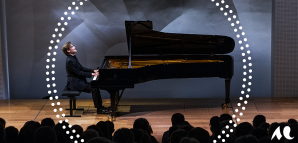 Simon B&uuml;rki jouant du piano