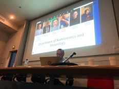 Kyrylo Myzgin pr&eacute;sentant une conf&eacute;rence