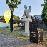 Local modulaire et point de retrait de la bibliothèque Robert Étienne pendant les chantiers, à droite du chemin d'accès à l'Archéopôle - juin 2021