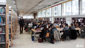Intérieur bibliothèque universitaire Lettres-Université Bordeaux Montaigne.jpg