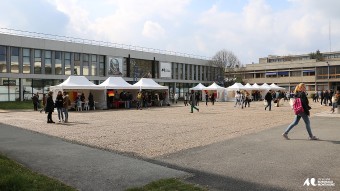 Place centrale parvis-Université Bordeaux Montaigne.jpg