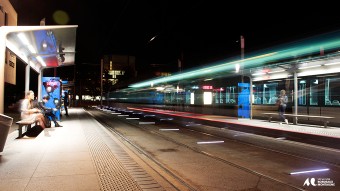 Tramway de nuit arrêt Montaigne-Montesquieu-Université Bordeaux Montaigne.jpg