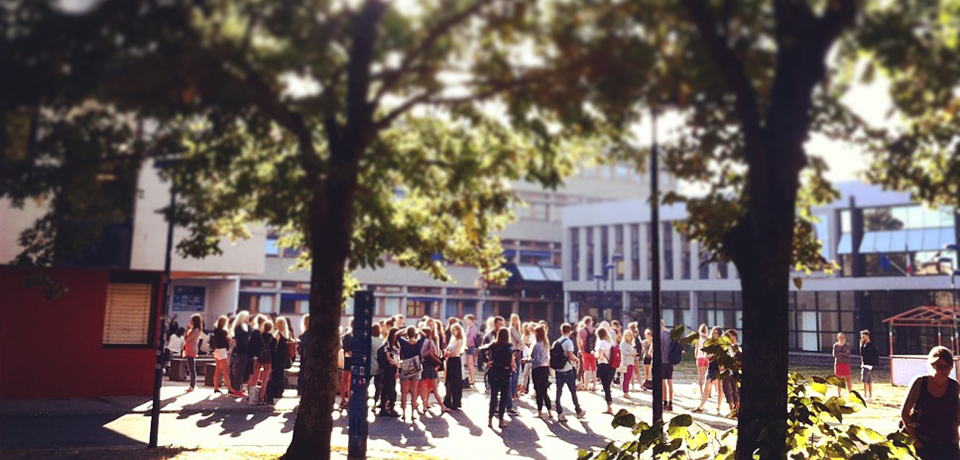 &eacute;tudiants sur le parvis de l'Universit&eacute; Bordeaux Montaigne