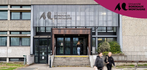 des personnes entrent et sortent du bâtiment Rosa Bonheur