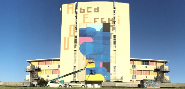 Fresque en cours de réalisation par le street-artist Zest - mur Ouest de la Bibliothèque Universitaire Droit-Lettres à Pessac - Université Bordeaux Montaigne